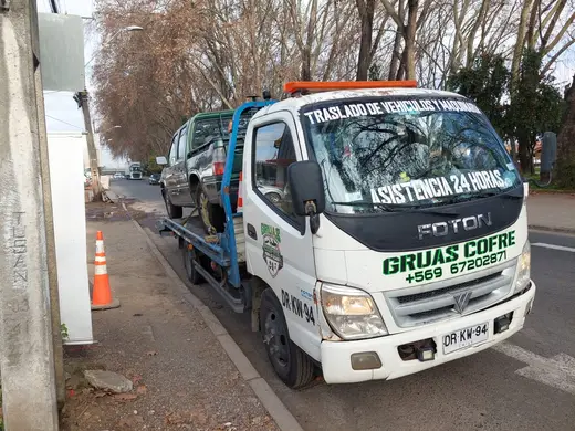 Grúa Cofré 24 horas con vehículo cargado en la calle