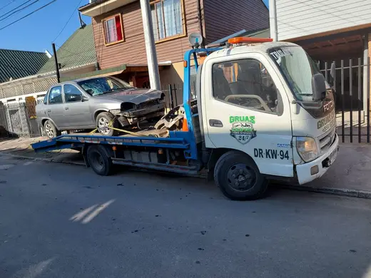Remolque de auto dañado en grúa plataforma