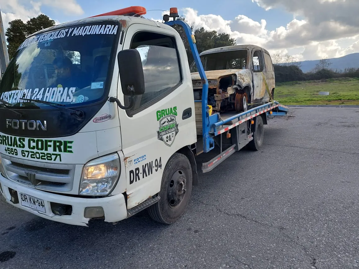 Camión grúa Foton de Grúas Cofré con logo y teléfono en la puerta