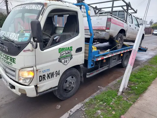 Traslado de camioneta con portaescalas en grúa