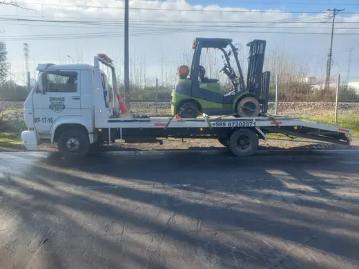 Traslado de grúa horquilla en camión plataforma