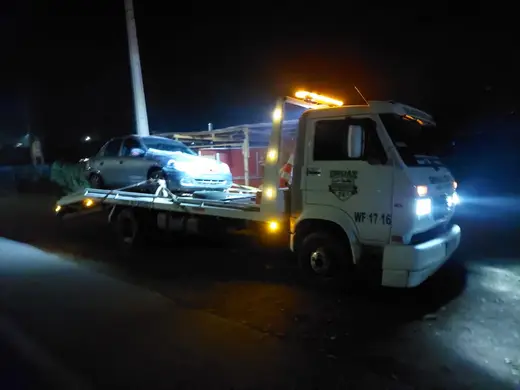 Grúa de emergencia 24/7 trabajando de noche