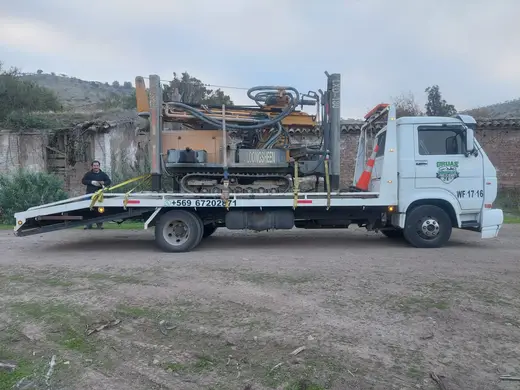 Traslado de maquinaria agrícola en grúa