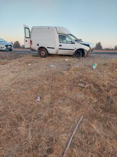 Rescate de furgón accidentado en berma