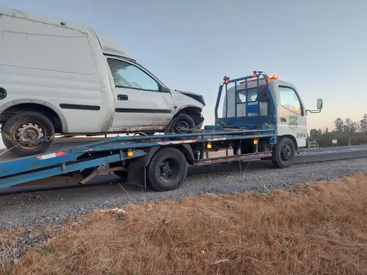 Carga de furgón accidentado en grúa plataforma
