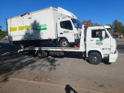 Traslado de camión furgón en grúa plataforma